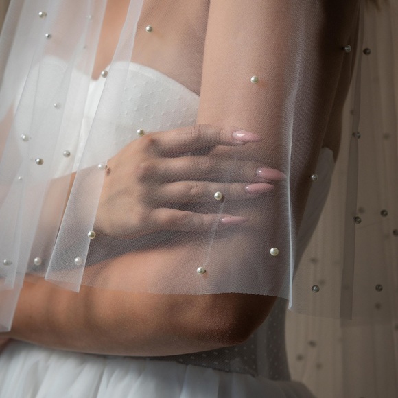 WHITE FINGERTIP VEIL W/ PEARL BLUSHER - Picture 3 of 11